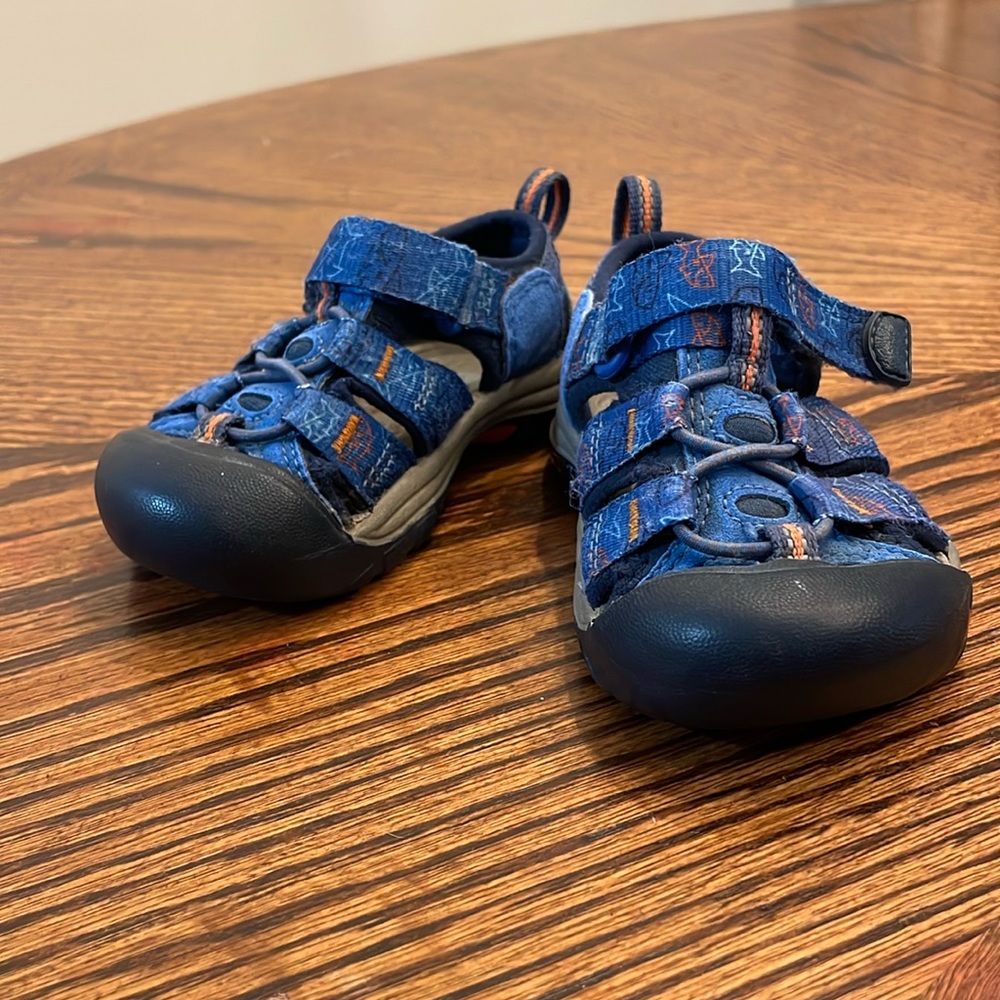 Little boys keen sandals size 5 (toddler sizing).